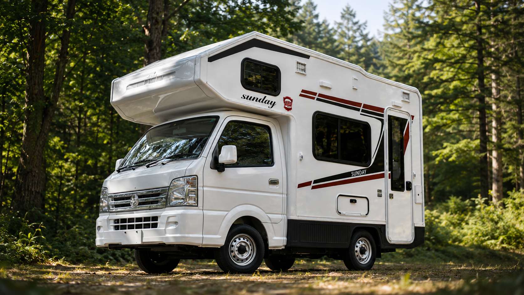 緑の中に停車するSundayCompactの外観